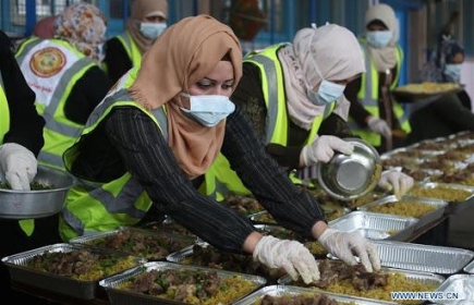 Palästinensische Frauen bereiten Essenspakete vor